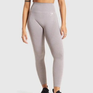 Gymshark vital leggings - Säljer dessa jätte fina leggings från gymshark i storlek S. Väldigt snygg passform och formar kroppen fint. Helt oanvända, nyskick. Säljer för 400kr+frakt, nypris 550kr helt slutsålda online. Skriv privat för fler bilder eller intresse💗💓💕