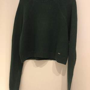 Grön Hollister tröja i XS. Köpare står för frakt (kan också mötas upp i Lund) 🙂