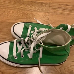 Converse - INTRESSEKOLL 💚 Jättefräscha gröna converse som är svåra att hitta nuförtiden. Äkta och köpta i usa. Passar perfekt på mig som har stl 36,5/37. Lägg bud om du är intresserad och om jag är nöjd får du dem 💚 HÖGSTA BUD 480 kr!