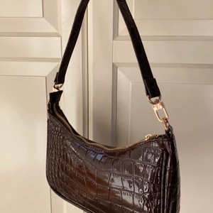 Handväska BIKBOK - Handväska från BIKBOK ✨Som ny har bara använt den någon enstaka gång, väldigt rymlig! Pris kan diskuteras vid snabb affär 🍂