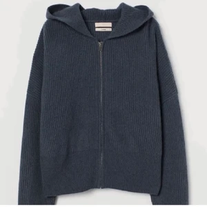 Cashmire kofta - En så fin cashmire kofta som är slutsåld i butik. Koftan är i ett mycket bra skick och skriv gärna vid intresse eller andra frågor!❤️ kommer inte sälja förns jag fått ett pris som jag är nöjd med! 