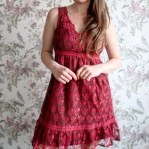 Vero Moda klänning medium. - Röd spets klänning från Vero moda  Skick: fin skick! Knappt använd   Inga fel eller brister.  Storlek och passform:  Märkt som Medium  Model;  165 cm  75 cm midjan  95 cm stussvid  90 cm byst