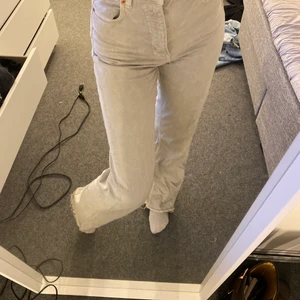 Zara jeans  - Super fina och långa zara jeans i en grå tvätt. Långa för mig som är 169, höga i midjan och dom är bekväma i materialet och inte stela. Storlek 34 men skulle säga att de även passar en storlek större💘