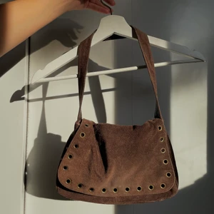 Handväska - brun - Brun handväska i hög kvalitativ mocka immitation, helt oskadad