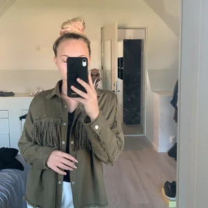 Jacka  - Grön Jacka från zara med fransar, använd 2 gånger så den är som ny 