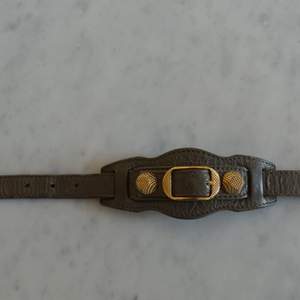 Klassiskt armband från Balenciaga. Använd fåtal gånger. Kvitto finns ej kvar. Men har bevis på äkthet.  Säljes pågrund av att det ej kommit till användning. 