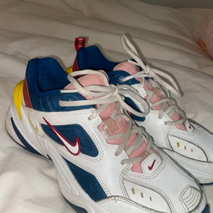 Nike M2k Tekno, färgade - Nike M2k tekno inköpt förra året, hyfsat använda men ändå fint skick. Skorna är i storlek 40, så sjukt snygga skor men tyvärr för små för mig:(