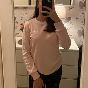 Sportig adidas tröja - En ljusrosa tröja från Adidas. Storlek 36.🤍 Ett väldigt sportigt material, vilket man ser på sista bilden.