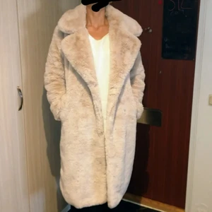 Pälskappa NA-KD - Lägger ut den igen då det uppstod missförstånd vid förra budgivningen. Men isf - lång kappa i fuskpäls. Håller värme och pälsen på kappan är mycket välvårdad. Passar stl S-M.