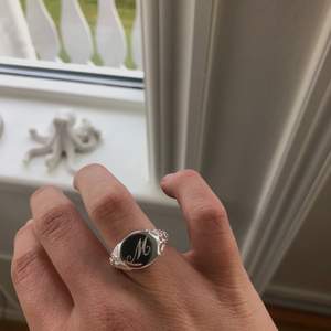 Superfin silverring från SAFIRA! Med ett ingraverat M och söta detaljer på sidan! Denna ring är alldeles ny och aldrig använd pga fel storlek… Den kostade 399 kr ny och har till och med kvar kvitto! Men gick ej och byta storlek pga av gravering!