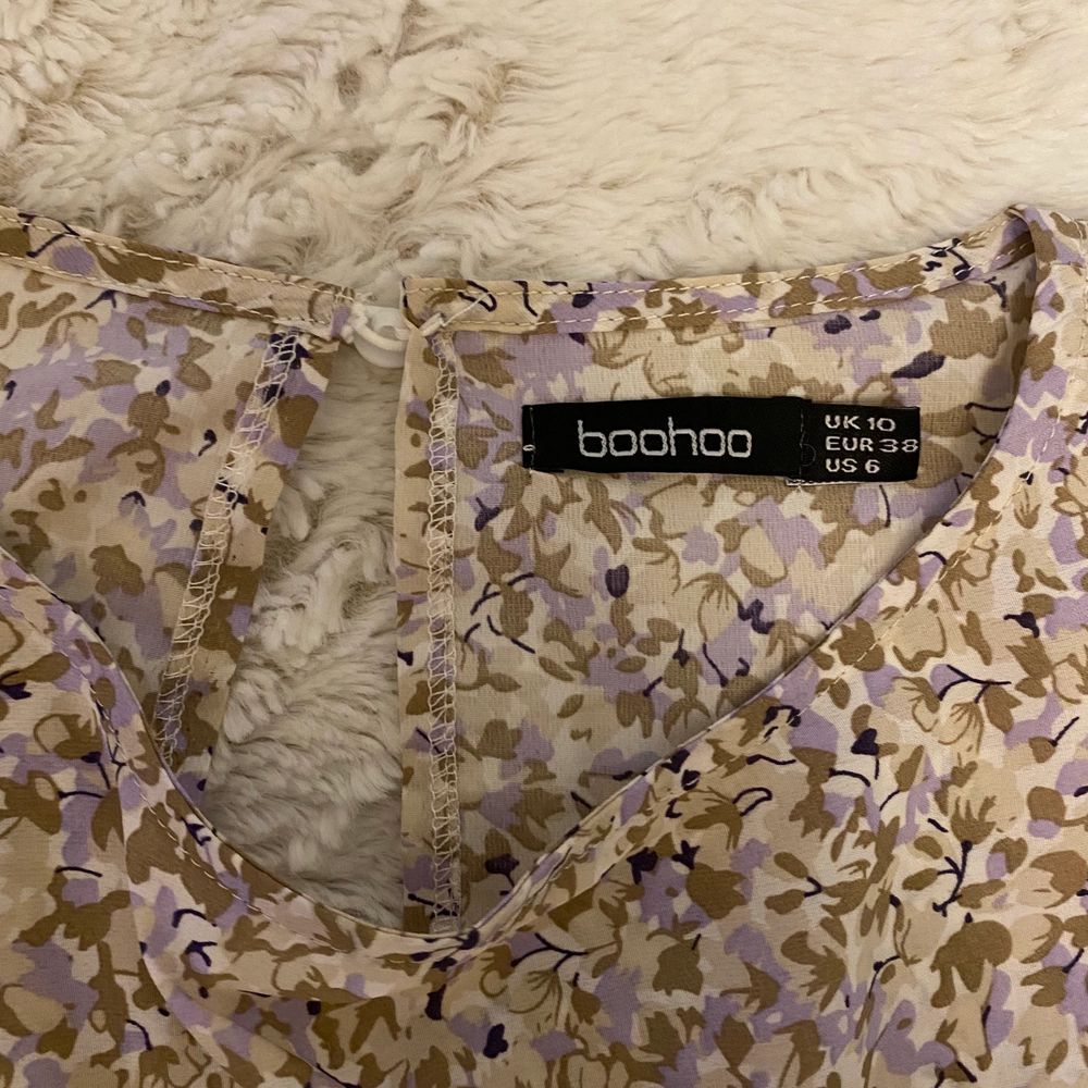 Blommig klänning med volanger från boohoo. Superduper skön men har aldrig fått användning för den så den har bara legat i garderoben. Nypris 150kr så säljer den för 100kr.. Klänningar.