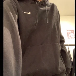 Nike hoodie - Cool nike hoodie, köpt på Sneakers Point för 600kr!👍 strl S💞 DROG NER PRISET❤️
