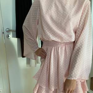 Säljer nu min fina rosa volang klänning, som inte kommit till användning och är helt oanvänd. Klänningen är från Vero Moda och är i storlek XS men skulle säga att den är XS-M, då den är stretchig. Frakt tillkommer 💞