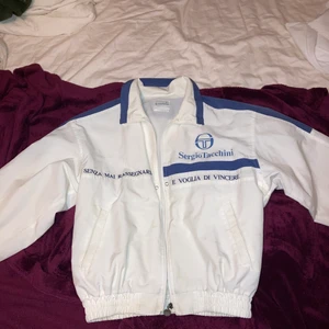 Sergio tacchini vind/höstjacka - En väldigt fluffig jacka, fodrad men någon sorts fleece så den är ganska varm. Jackan är använd och har därmed några fläckar men inget man tänker på.