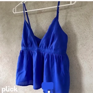 Bikbok - Skitsnyggt linne med volang men som tyvärr är för litet på mig, därför säljer jag det. Toppen är från bikbok i storlek S.          Buda eller köp direkt för 350kr. Detta är lånade bilder av en tjej på plick💗