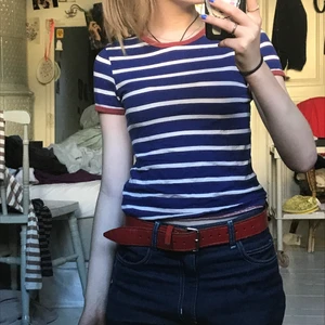 weekday topp - jättefin weekday topp!! favorittröjan ett bra tag men använder ej så mycket längre! jättefint skick och hyfsat stretchig!