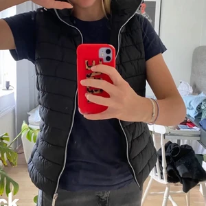 Svart väst! - (Lånad bild), säljer denna jätre bekväma och fina väst💕nypris 300kr tror jag❤️