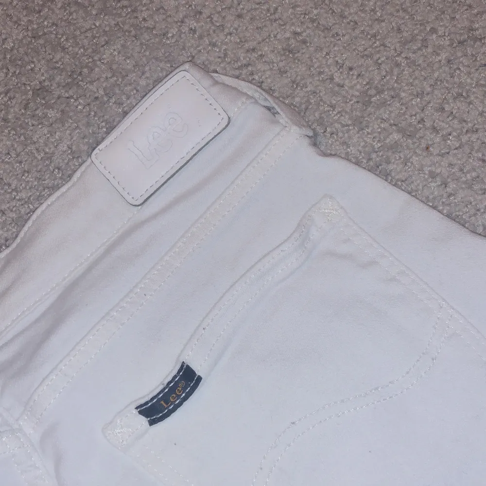 Vita utsvängda jeans, lågmidjade. Aldrig använda säljer pga för små. Ej genomskinliga. Xs/s. Jeans & Byxor.