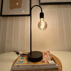 Säljer denna lampa i industriell-stil. Väldigt snygg och passar nästan vart som helst, dock får den inte plats hemma hos mig. Den kommer med sladd för vanligt EU uttag. Köparen står för frakt, fraktpriset kan variera.💡