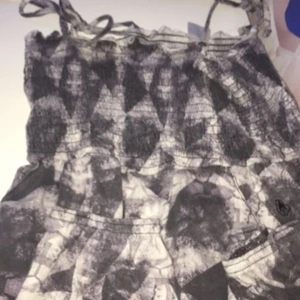 Warp dress storlek 34 - Jag säljer en dress ifrån warp i storlek 34 den är använd cirka 4 gånger inte alls sliten eller ngt sånt 😊