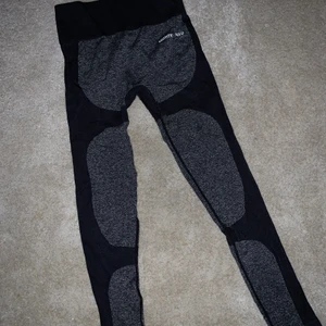 Mighty solo tränings tights - Grå svart mighty solo tränings tights i storlek small! Knapp använda. Nypris 599:-