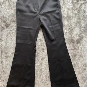 Kostym byxor  - Utsvänga kostym byxor köpta förra året från Ginatricot aldrig använd då dom tyvärr är försmå för mig. De är lite glansiga i tyget. Storlek 36