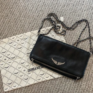 Zadig Voltaire väska - Säljer nu min väska från Zadig Voltaire i modellen rock bag-black, i jätte fint skick!                                                                     Dustbag samt den långa och korta kedjan medföljer!                     Köparen står för frakten🥰🥰💘