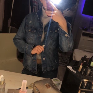 Blå jeansjacka  - Jättefin jeansjacka, helt oanvänd, säljer då den inte kommer till nån användning. Storlek: S 