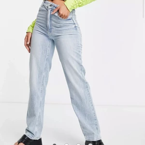 Bershka jeans - raka bershka jeans köpta från asos, aldrig använda och alla prislappar sitter kvar 😍 dom är ljusblåa som på första bilden! 