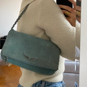 Zadig & Voltaire väska - Säljer denna fantastiska Zadig & Voltair väskan i blå/grön mocka. En lång- och två korta kedjor + dust bag medföljer. Lite ”smutsig” på ovansidan men går att piffa upp med en mockaborste. Annars i väldigt fint skick och en perfekt väska för alla tillfällen. Nypris ca 4000kr 