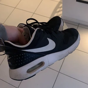 Nike air max  - Säljer nu mina välanvända men snygga air Max tavas. Trots att dom är mycket använda så är skicket fint förutom att det är lite slitningar som syns på bilderna.