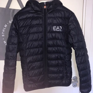 Ea7 dunjacka storlek S - Emporio Armani dunjacka marinblå perfekt nu till våren, Storlek S (true to size). Skicket är 9/10 och knappt använd eftersom den är för liten för mig. Köptes för ett halvår sedan från zoovillage för 1799kr, säljer den för 800kr, betalning sker via swish 