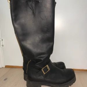 Johnny Bulls med hög sula  - Johnny Bulls med hög sula. Används max 3 gånger så de är i nyskick. Gulddetaljer. Äkta läder i storlek 40. Originalbox tillkommer!