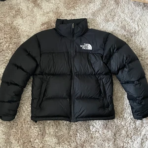 north face jacka - köpte den förra vintern, endast använd förra vintern och den är i bra skick 💕 skriv privat för fler bilder ☺️ buda!!! 💕