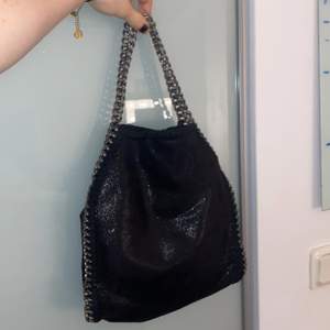 En svart stella väska köpt på diabless😍Sjukt snygg men går tyvärr inte till användning.. den är i gott skick!