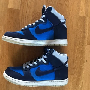 Vintage Nike Dunks Game Royale - Nike Dunk Highs från 2011. Väldigt fint skick för ett par 10 år gamla skor. Skriv om du vill ha fler bilder eller har några frågor. Kan fraktas eller mötas upp i Stockholm. Priset kan diskuteras:)