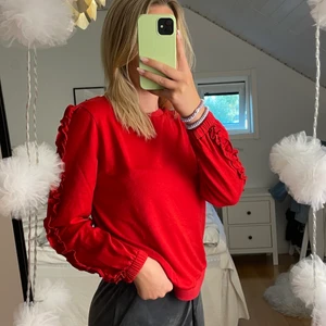 Röd tjocktröja - Säljer denna röda lite finare tjocktröjan från kidzbrandstore då den inte kommer till användning. Bra skick. Storleken är i barnstorlek. Köparen står för frakten💕💓