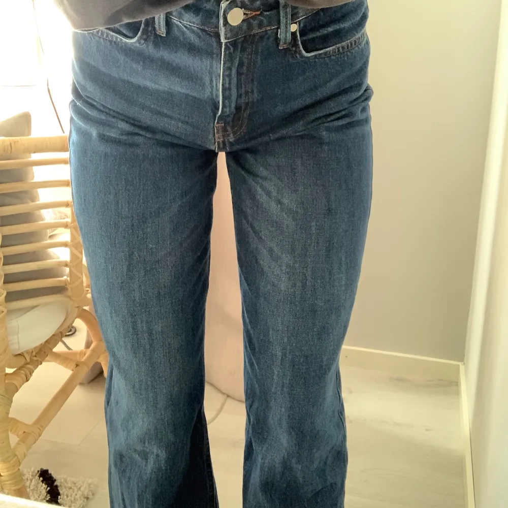 Vida jeans i en mörkblå färg från NAKD x Emilie Briting. Sparsamt använda, väldigt fint skick!❤️‍🔥 Slutsålda på hemsidan! Storlek 34. Medelhöga i midjan.. Jeans & Byxor.