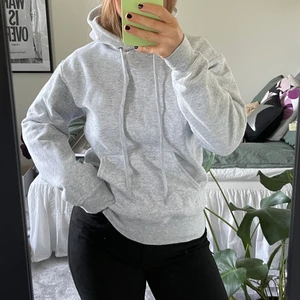 grå hoodie   - Helt vanlig grå hoodie från fruit of the loom. Använd en gång så i nyskick. Storlek S men passar även M skulle jag säga. Köparen står för frakt :)