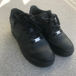 Air force  - Hej säljer mina air force då jag känner att det inte är min stil. Köpt för några veckor sen men tyvörr sparade jag inte original förpackningen. Användt Max 5 gånger som helt nya