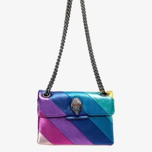 Kurt geiger - Säljer nu min svin coola Kurt Geiger väska som jag själv köpt här på Plick. Tyvärr kommer inte väskan till användndning och därför säljer jag. Dustbag medföljer och väskan är i mycket bra skick. 