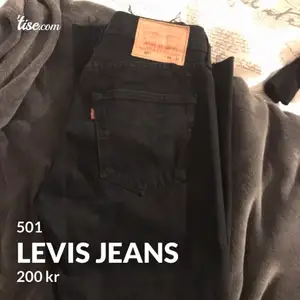 Levis jeans 501 i storlek 28/34, har dock klippt av de så de passar en person som är runt 165cm. 200 exk frakt. Typ en s/m