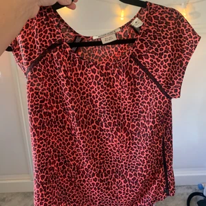 Blus leopard - Rosa, röd leopard mönstrad blus