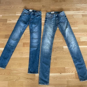 Två par lågmidjade jeans - Två par lågmidjade jeans. Kontakta mig för fler bilder. Skulle säga att dom är i storlek xs båda två. Från märket corcer som ej finns längre! 50kr st