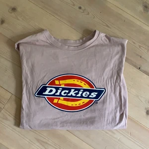 Rosa lila Dickies t-shirt i storlek M💗 - Inte ansvänd mycket alls, bra skick och bra material. 💕