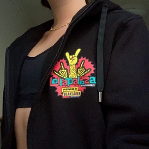 Lollapalooza hoodie - Luvtröjan man fick när man jobbade på lollapalooza! Denna går alltså inte att få tag på om du inte jobbade där 2019! Strl S men är rätt oversized. Skriv ett pris som känns rimligt för dig vid intresse! Hör av dig för fler bilder eller frågor!🖤