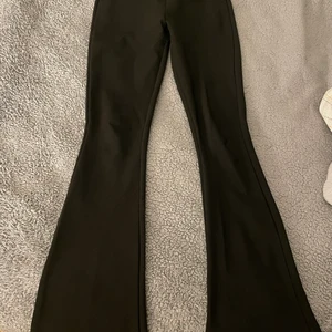 lågmidjade bootcuts - så sköna lågmidjade bootcuts köpta från italien! Står inte storlek men mellan S-M…  