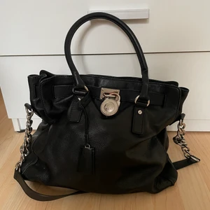 MICHAEL KORS HAMILTON VÄSKA - Säljer Michael kors väska på grund av att jag inte använder den längre. Kostar runt 3500kr ny