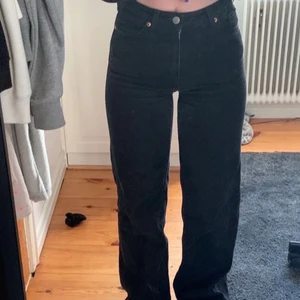 Svarta Yoko jeans  - Helt oanvända. Nypris: 400 mitt pris: 199 , säljer pga felbeställning. Kontakta mig ifall du har fler frågor. Köpare står för frakt
