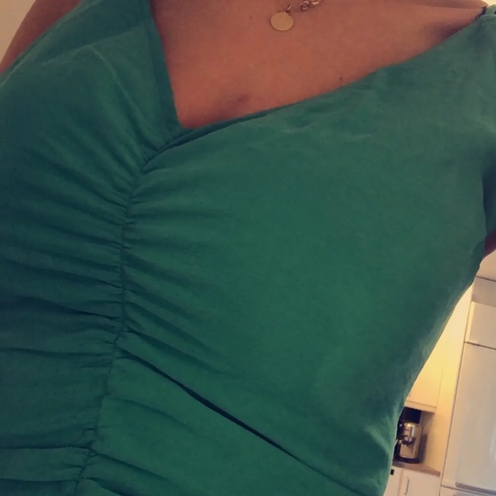 Jättefin grön klänning från zara som jag säljer då den är för stor för mig! Helt oanvänd med prislapp kvar 🥳. Klänningar.